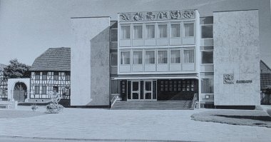 Gebäude aus Stein und Glas auf einem gepflasterten Platz stehend