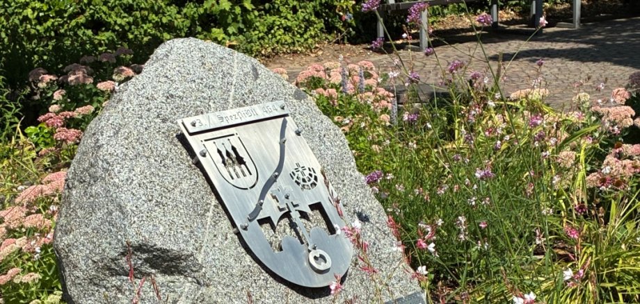 Stein mit dem Wappen der Kompanie in Speyer