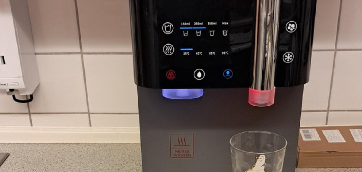 Trinkwasserspender auf einem Tisch