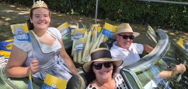 zwei Frauen und ein Mann in einem Cabrio