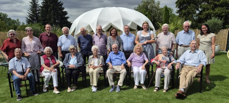 Männer und Frauen in den Foto schauend