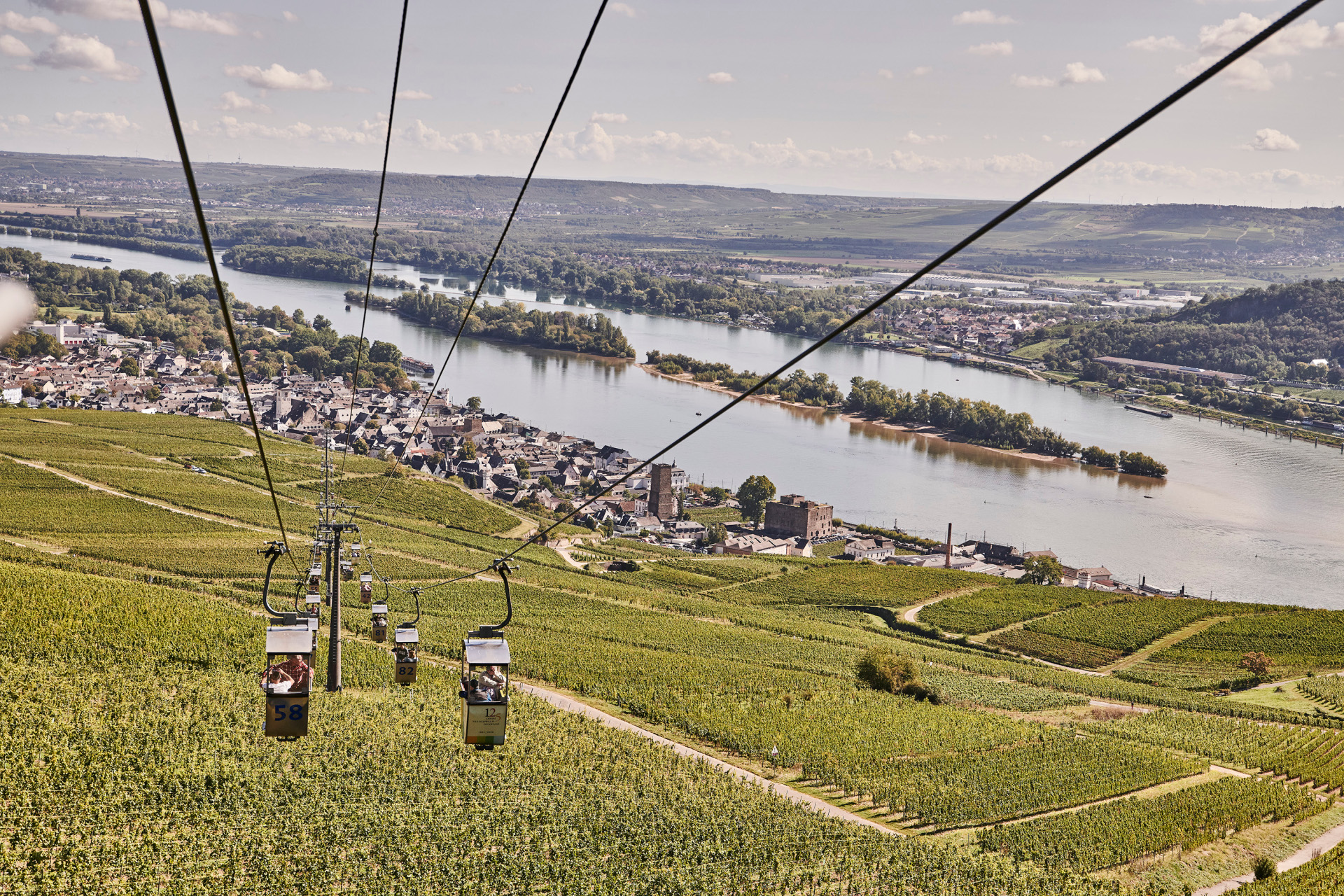 Seilbahn mit Ort und Rheinschleife im Hintergrund