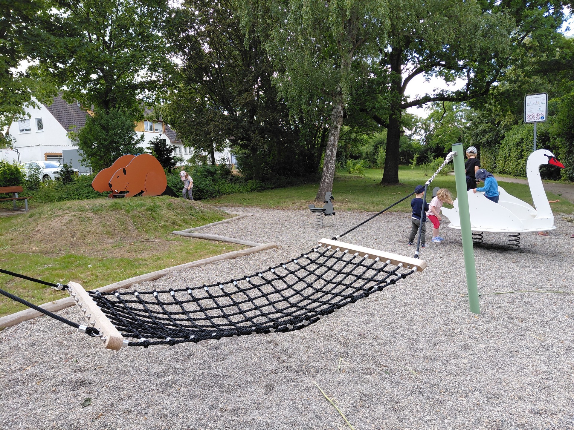 Biberrutsche, Schwanenwipptier im Hintergrund und Hängematte im Vordergrund
