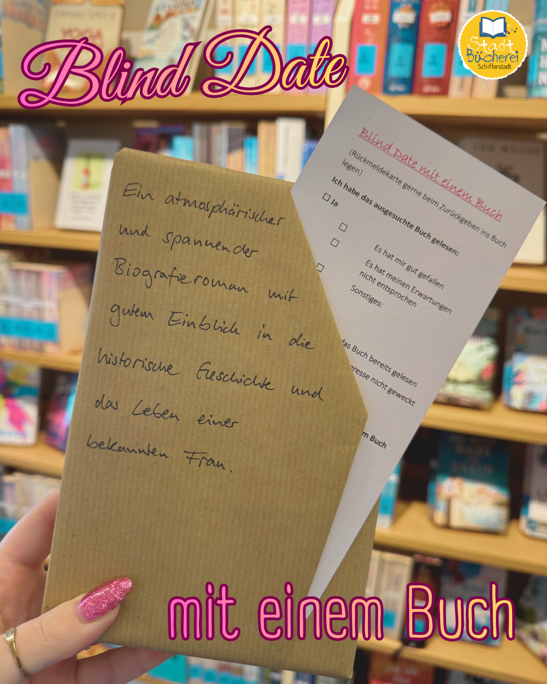 Beschrifteter Umschlag mit einem Fragebogen vor einem Bücherregal.