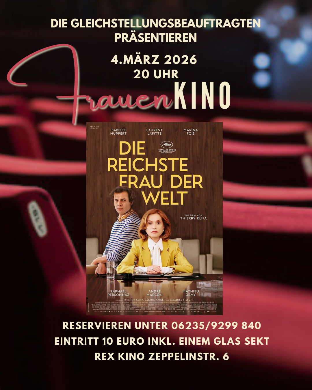 Filmplakat vor roten Kinositzen