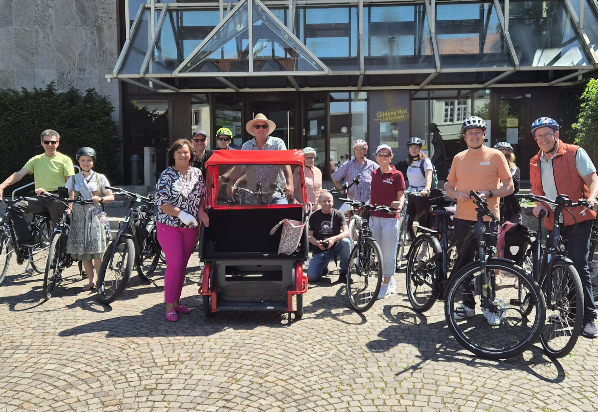 Männer und Frauen auf verschiedenen Fahrräder