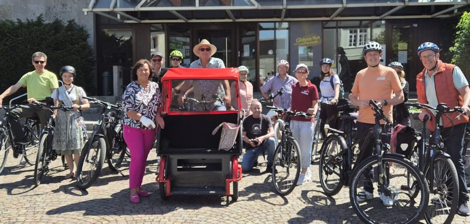 Männer und Frauen auf verschiedenen Fahrräder