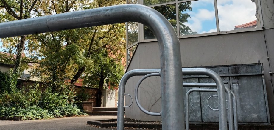 Fahrradständer vor Gebäude