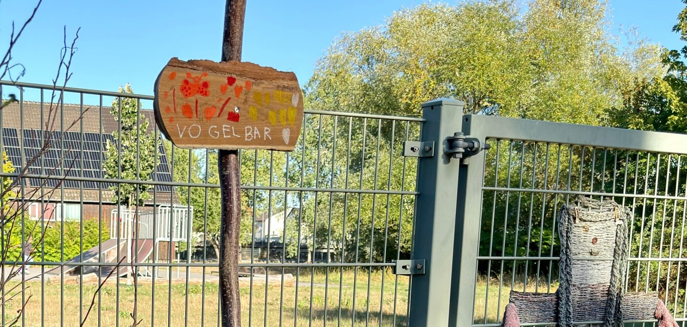 Stab mit Schild "Vogelbar"