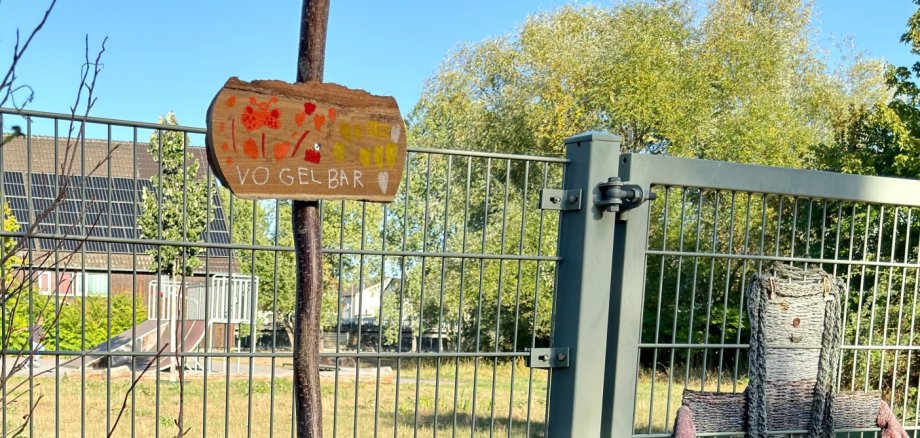 Stab mit Schild "Vogelbar"