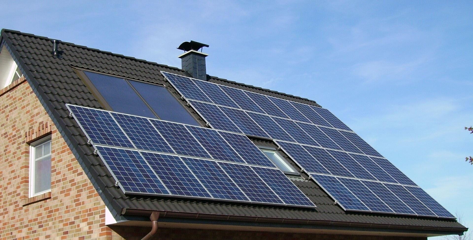 Solarpanel auf Hausdach (c) skeeze - pixabay.com.jpg